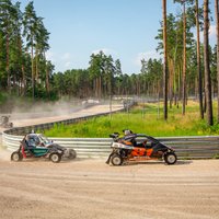 Latvijas rallijkrosa sezonas ievadā dalībnieki sarūpē spraigas cīņas katrā Biķernieku trases līkumā