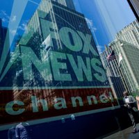 'Fox News' atceļ Trampa atbalstītāja Lū Dobsa raidījumu