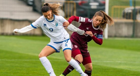 Latvijas futbolistēm zaudējums pārbaudes turnīrā Bulgārijā