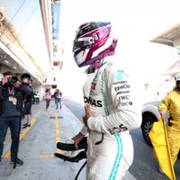 Hamiltona 'Mercedes' braucamais salūst F-1 treniņu sesijā