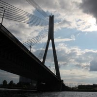 Krāsos Vanšu tilta margas un trīs Rīgas centra ielās iezīmēs rekomendējamās velojoslas
