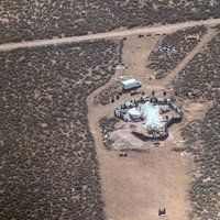 Полиция США нашла 11 голодающих детей в нелегальном лагере в пустыне
