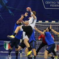 Latvijas handbolisti spēj gūt vien 17 vārtus EČ kvalifikācijas spēlē Itālijā