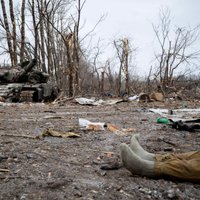 Krievu okupanti Hersonā dedzinājuši izgāztuvē savu kritušo līķus