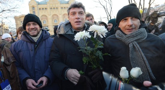 Policija atbrīvojusi Maskavā aizturētos četrus opozīcijas līderus