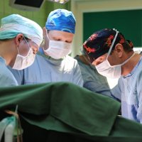 Ķirurģija 'caur atslēgas caurumu': Latvijā pirmā laparoskopiskā operācija kuņģa vēža pacientam