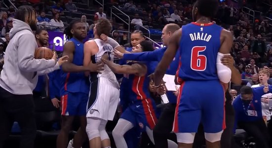 Video: NBA mačā izceļas asumi starp 'Pistons' un 'Magic' basketbolistiem