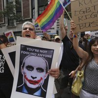 Ziemeļamerikas geji ignorē ‘Latvijas balzama’ īpašnieku aicinājumus un turpina boikotēt ‘Stolichnaya’ šņabi
