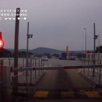 Video: Automašīna Francijā cenšas 'izšmaukt' zem barjeras un izraisa sadursmi