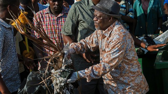 Džons Magufuli slauka ielas  - 2