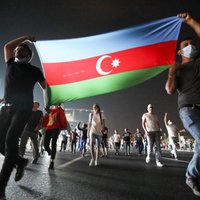 Azerbaidžānā tūkstoši protestā pieprasa iet karā ar Armēniju
