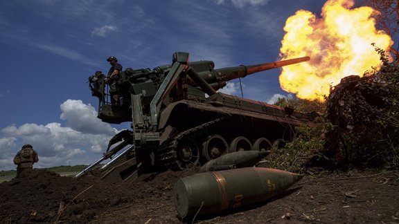 Krievu un ukraiņu armiju lielās kļūdas, zaudējumi un tehnoloģijas: saruna ar militāro ekspertu