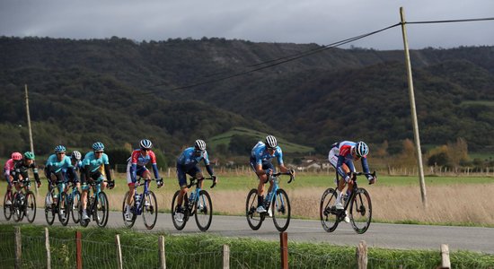 Jākobsens savu atgriešanās stāstu turpina ar vēl vienu uzvaru 'Vuelta a Espana' sprinta finišā