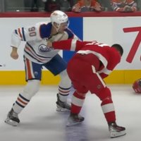 Video: Aktīva izvicošanās un uzvaras vārti dzimšanas dienā – notikumiem bagāta NHL spēle