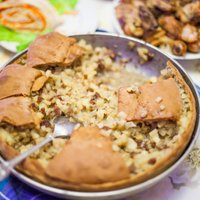 Tatāru kulta ēdiens 'zur beliš' jeb lielais pīrāgs ar gaļas un kartupeļu pildījumu