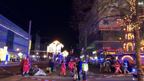 Bojāgājušo skaits Ziemassvētku tirdziņā Magdeburgā pieaudzis; uzbrucējs aizturēts (plkst.12:05)