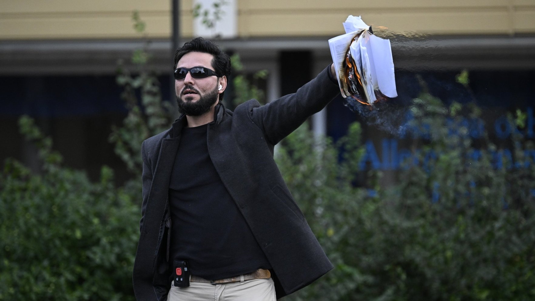 Unul dintre cei care au ars Coranul a fost împușcat în Suedia, provocând proteste în masă   