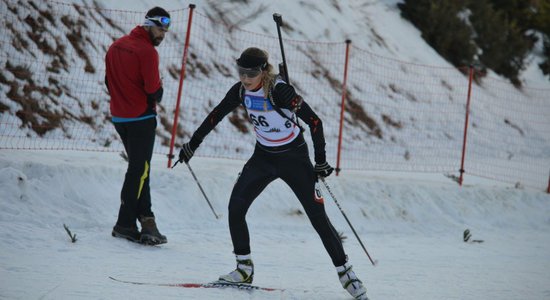 Latvijas biatlonistes beigu galā; sprintā uzvar Brezā-Bušē