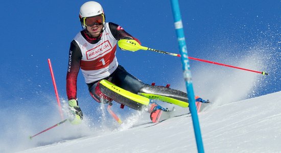 Kalnu slēpotājs Miks Zvejnieks nefinišē PK sacensībās slalomā