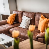Kompakti un ērti – idejas stūra dīvānu izvietošanai