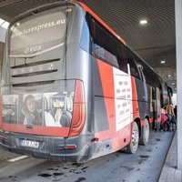 Закрыл двери и уехал: водитель LuxExpress забыл пассажирку на границе