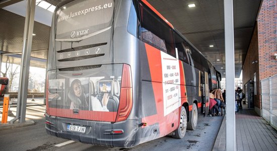 Закрыл двери и уехал: водитель LuxExpress забыл пассажирку на границе