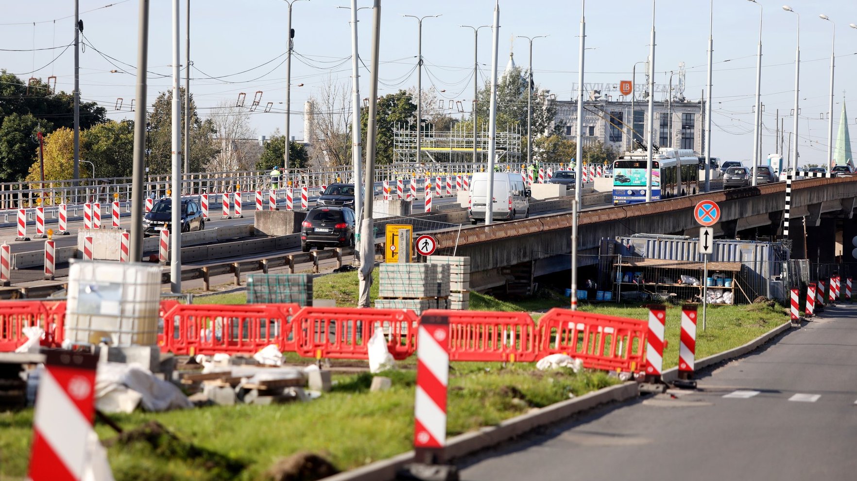Rīgā Zemitāna tilta apkārtnē ierobežos satiksmi