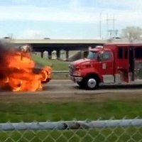 Video: Degošs skolēnu autobuss ripo virsū glābējiem