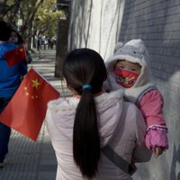 No ķīniešu kulta režisora pieprasa miljardu juaņu par 'liekiem' bērniem
