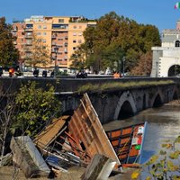 В Риме затоплены окрестности и закрыт старинный мост