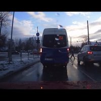 Video: Mikroautobuss veic neatļautu kreiso pagriezienu