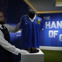 Maradonas 'Dieva rokas' krekls pārdots par rekordlielu summu