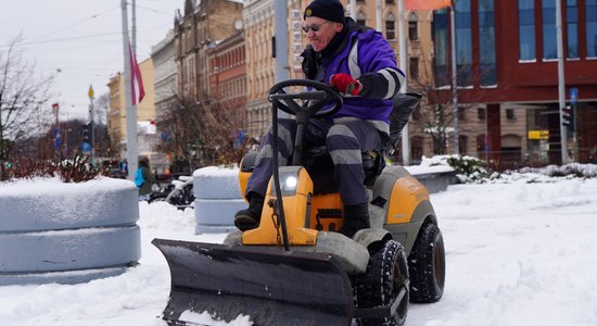 Pašvaldības izpilddirektors pirmo šīs ziemas centralizēto ietvju tīrīšanu Rīgā vērtē apmierinoši