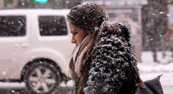 Brīdina par stipru snigšanu ceturtdien Rīgā; pašvaldībā aicina izmantot sabiedrisko transportu 