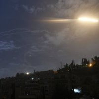 Izraēla Sīrijā bombardē irāņu pozīcijas, izvairoties no sīriešu raķetēm