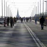 Pa Deglava tiltu atsāks kursēt sabiedriskais transports (plkst. 13.49)