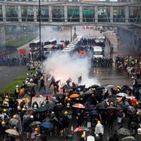 Honkongas policija demonstrantu izklīdināšanai pirmo reizi izmanto ūdens lielgabalus