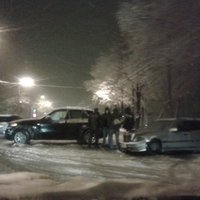 Piektdienas vakarā divu auto sadursme Brīvības ielā bloķē satiksmi uz Juglu