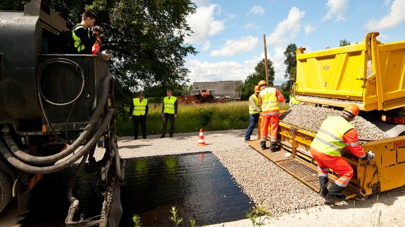 Latgalē grants ceļus pārklāj ar melno bitumena segumu - 9