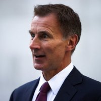Lielbritānijas jaunais finanšu ministrs atceļ gandrīz visus nodokļu samazināšanas plānus