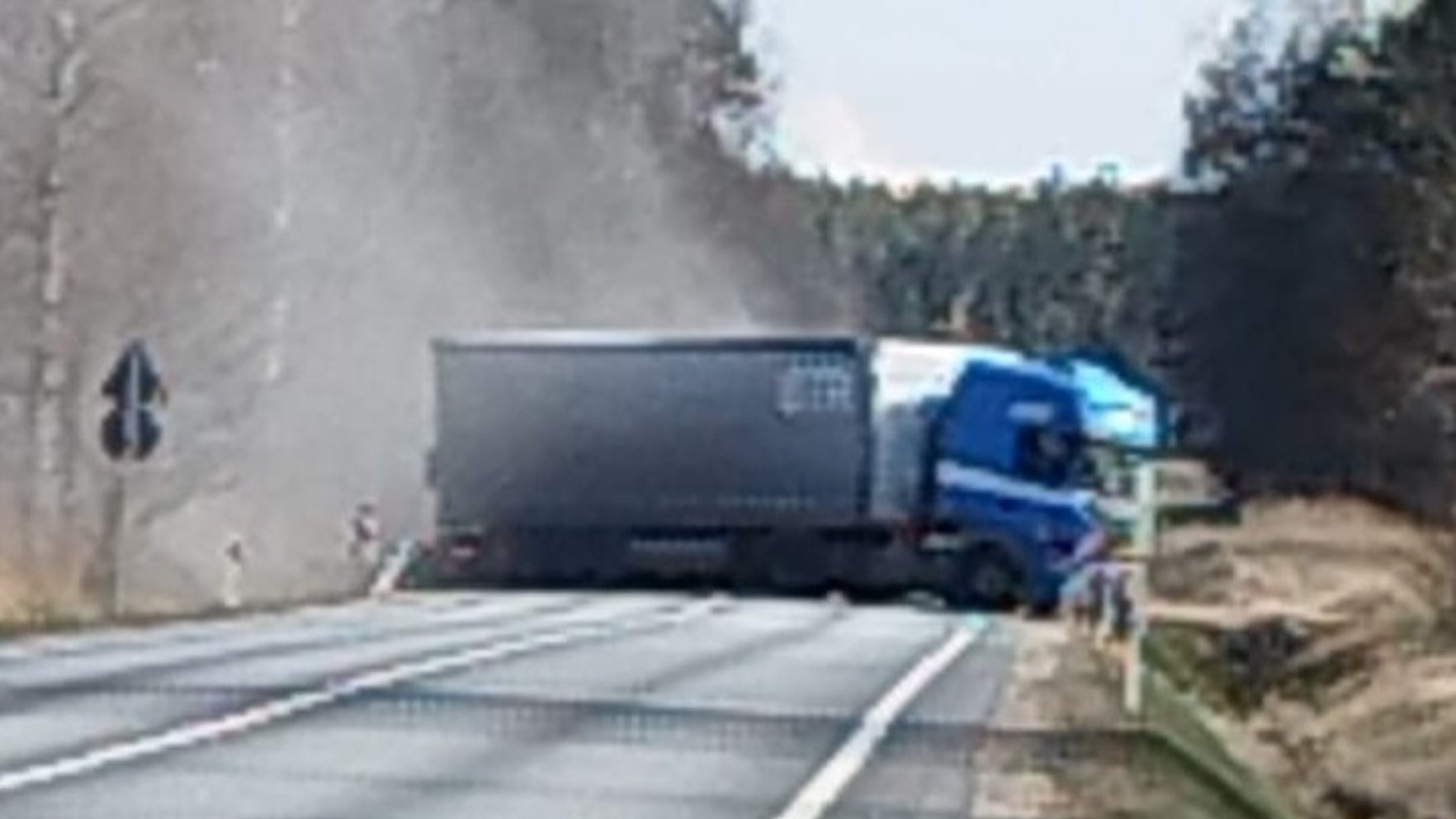 Uz Liepājas šosejas notikusi piecu kravas auto sadursme; satiksme bloķēta