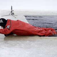 Foto: Glābēji demonstrē, kā rīkoties, ielūstot ledū