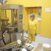 Reportāža: 'Olainfarm' investē 9,6 miljonus eiro jaunā zāļu ražotnē