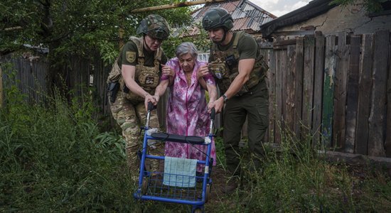 Ukraina kontrolē vairs tikai pusi no Toreckas, brīdina varasiestādes