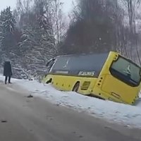 В Латгале съехал в кювет пассажирский автобус Ecolines