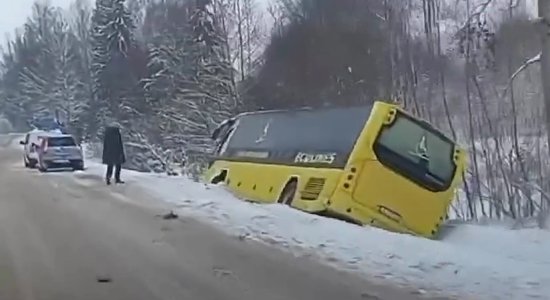 Latgalē grāvī iebraucis 'Ecolines' pasažieru autobuss