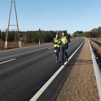 Naktī no piektdienas uz sestdienu garo distanču skrējēji mēros 107 kilometrus no Rīgas uz Valmieru
