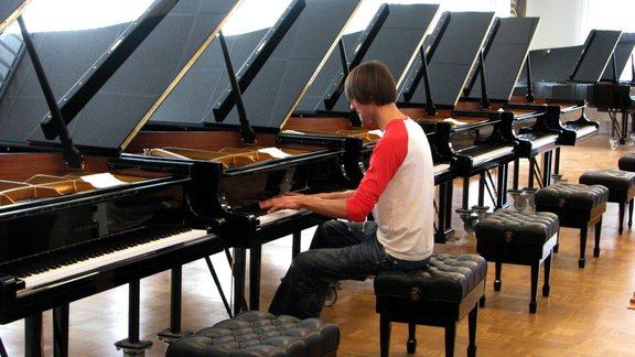 "Steinway & Sons" ražotne Hamburgā  - 50