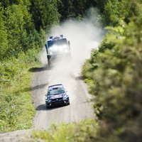 Video un foto: 'VW Polo WRC' pret Dakaras 'kamazu' slavenākajā Somijas rallija tramplīnā