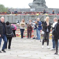 Полиция применила первые штрафы за нарушения 9 мая у памятника воинам-освободителям Риги